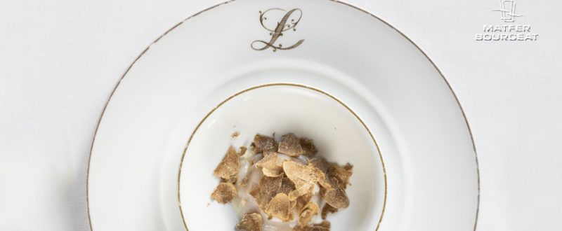“Heart of small touches” of scallops, veal tartare with anchovy garum and grated white truffle