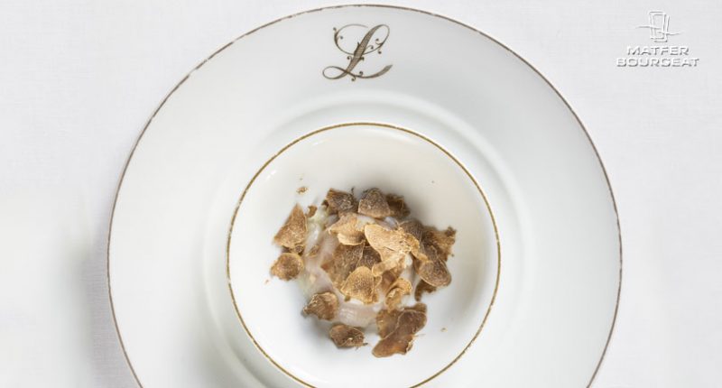 “Heart of small touches” of scallops, veal tartare with anchovy garum and grated white truffle