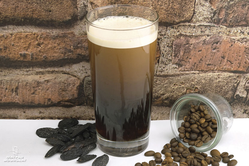 Coffee Cold Brew dans un verre avec des graines de café