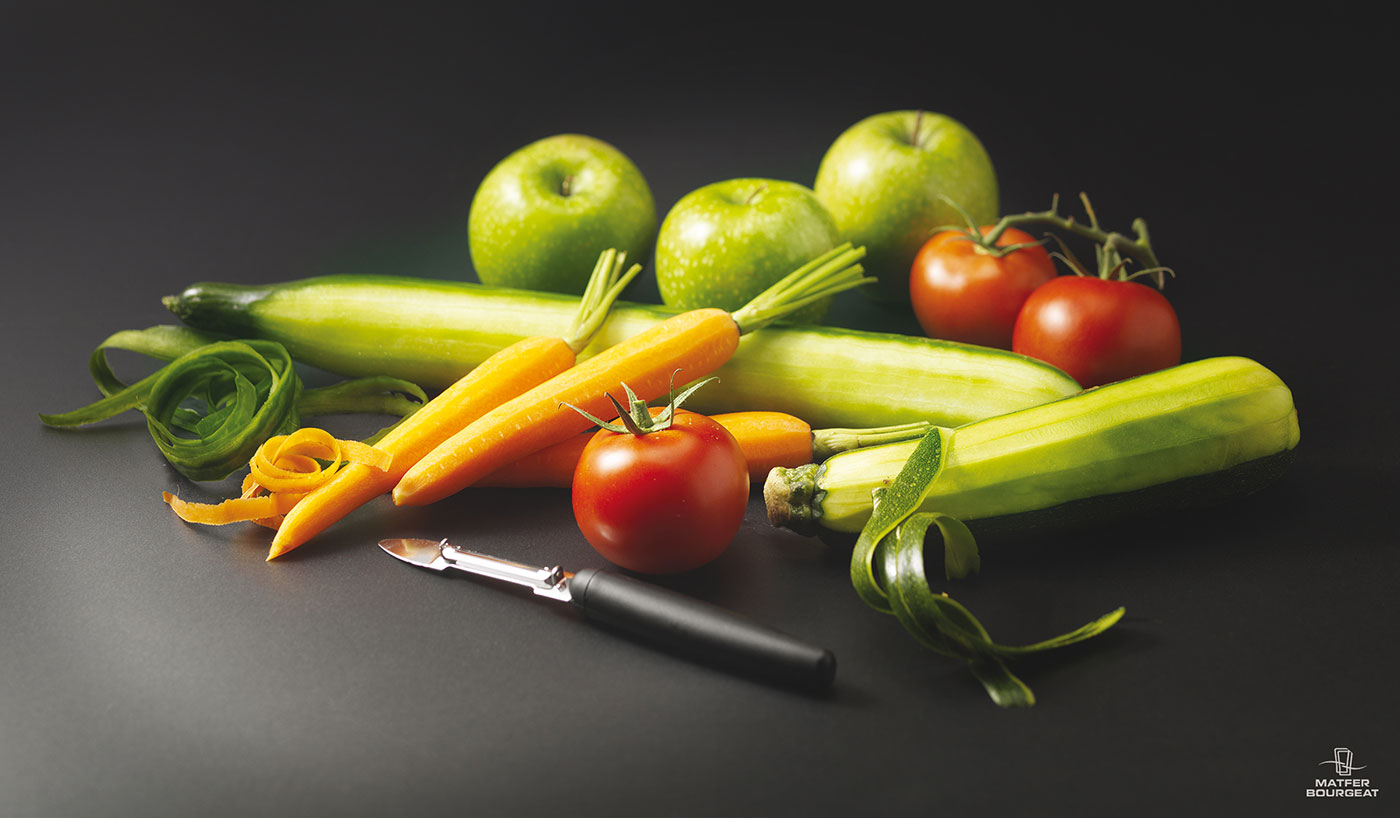 Grâce à sa conception intelligente, l’éplucheur Matfer Bourgeat permet de travailler des grandes quantités de fruits et légumes, de manière fluide et rapide.