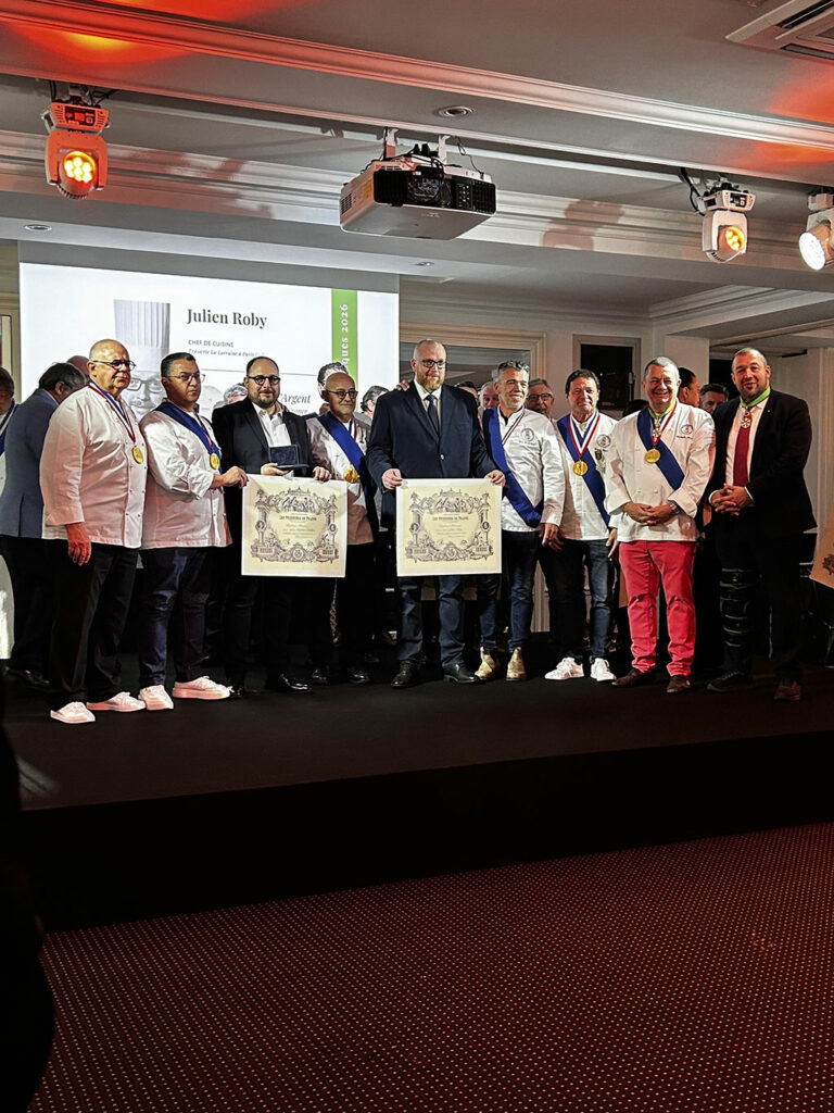 Être convié au Déjeuner des Disciples d'Antonin Carême 2026, c'est pour Matfer Bourgeat une reconnaissance de son engagement aux côtés des professionnels de la gastronomie depuis plus de 200 ans. En tant que leader mondial de l'équipement pour cuisines professionnelles et laboratoires de pâtisserie, nous partageons profondément les valeurs portées par les Cuisiniers de France : exigence, transmission et passion du métier. Retrouvez également notre engagement aux côtés des jeunes talents dans notre retour sur le Trophée Marcel Le Servot 2026, une autre belle célébration de l'excellence culinaire française.