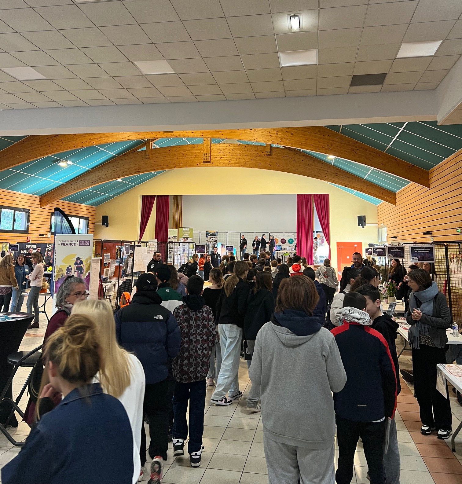 Équipe Matfer Bourgeat renseignant les lycéens sur l'emploi et l'orientation