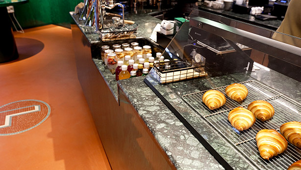 Logo Lacoste gravé sur grille MODBAR – comptoir coffee shop sur mesure Matfer Bourgeat