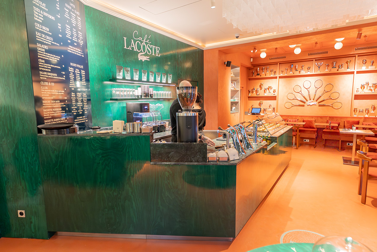 Vue d'ensemble comptoir coffee shop sur mesure boutique Lacoste – Matfer Bourgeat