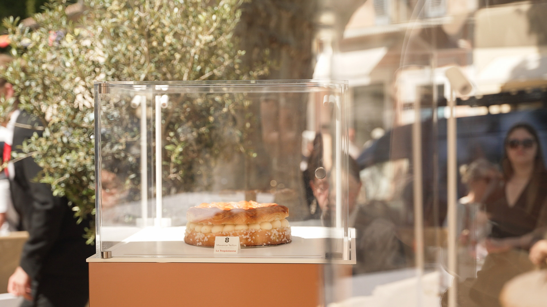 ropézienne n°8 de Massange Teillon exposée dans une vitrine transparente lors du concours 2026