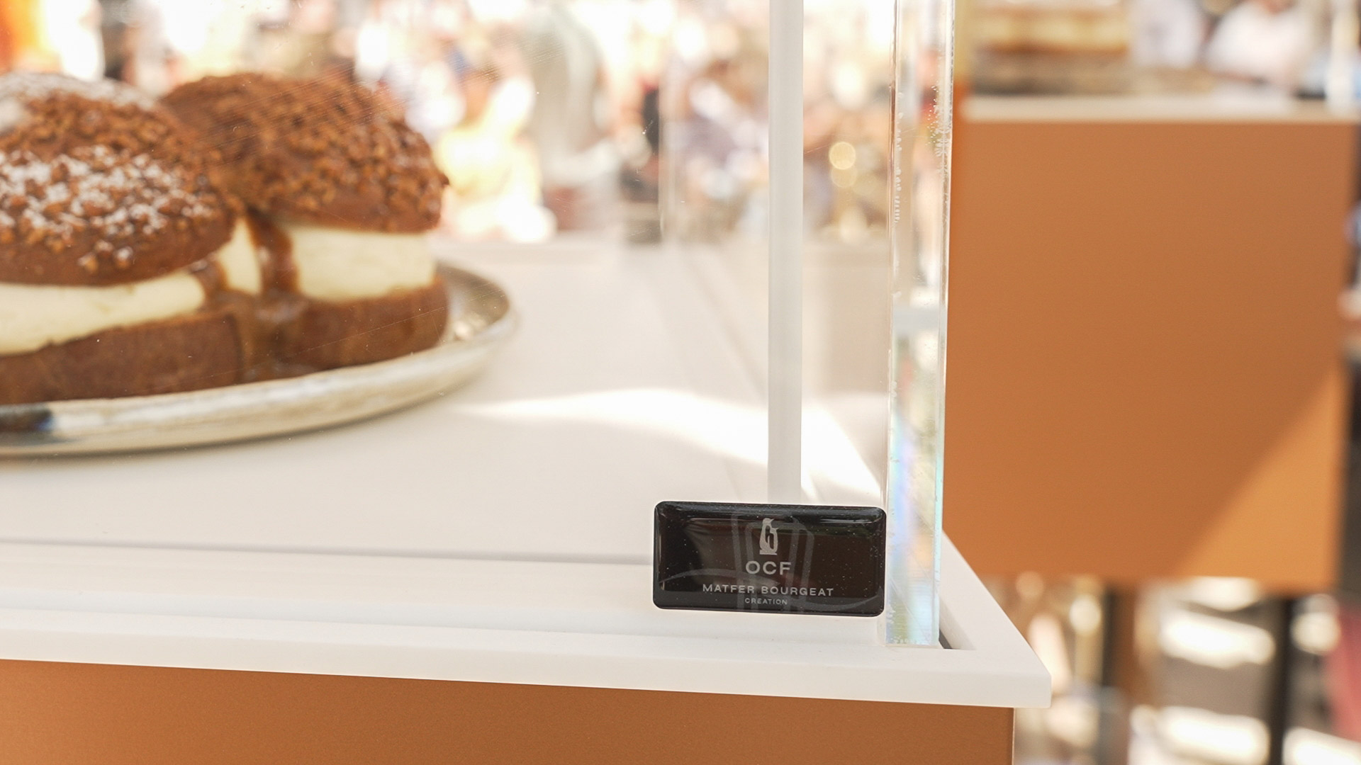 Plaque OCF Matfer Bourgeat Création sur vitrine de présentation pâtisserie