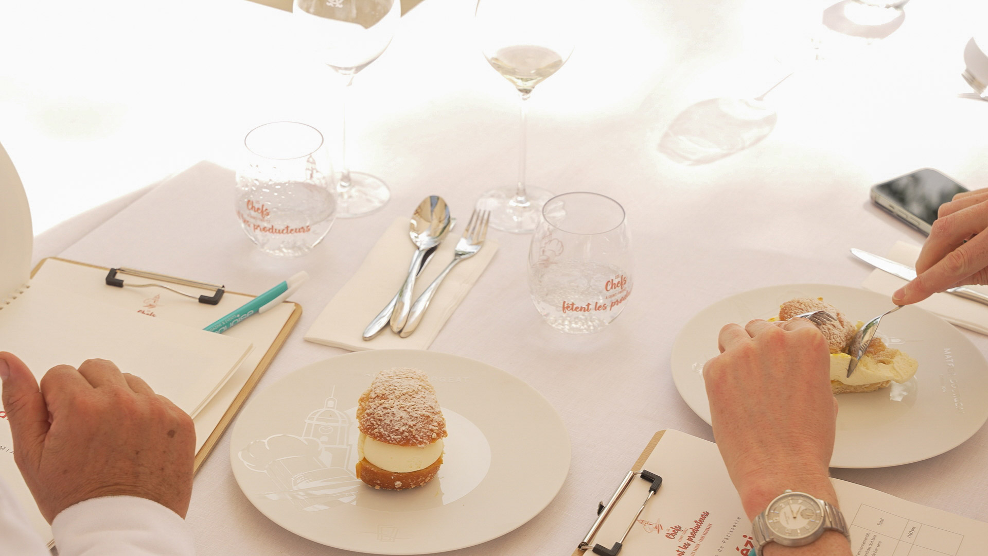 Jury du concours de pâtisserie La Tropézienne dégustant les créations des candidats à Saint-Tropez