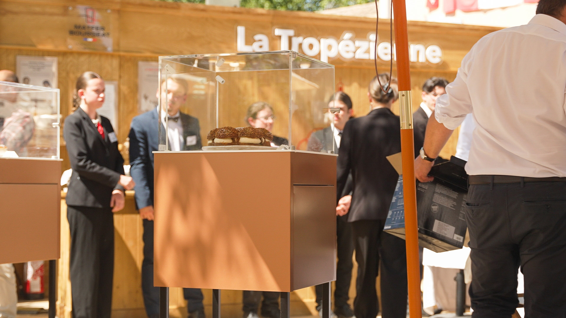 Vitrines de présentation OCF Matfer Bourgeat exposant les créations du concours La Tropézienne