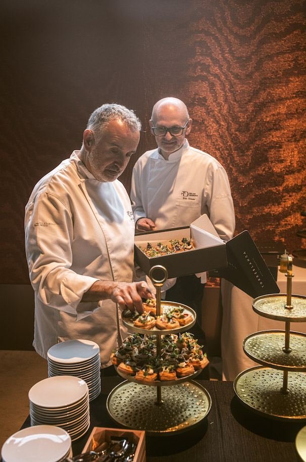 Chefs Relais Desserts présentant des petits fours salés sur présentoirs Torresblanca lors du congrès