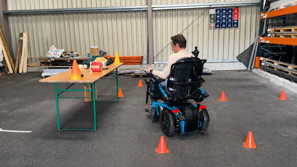 Exercice de conduite en fauteuil roulant électrique sur parcours d’obstacles – Protectous »