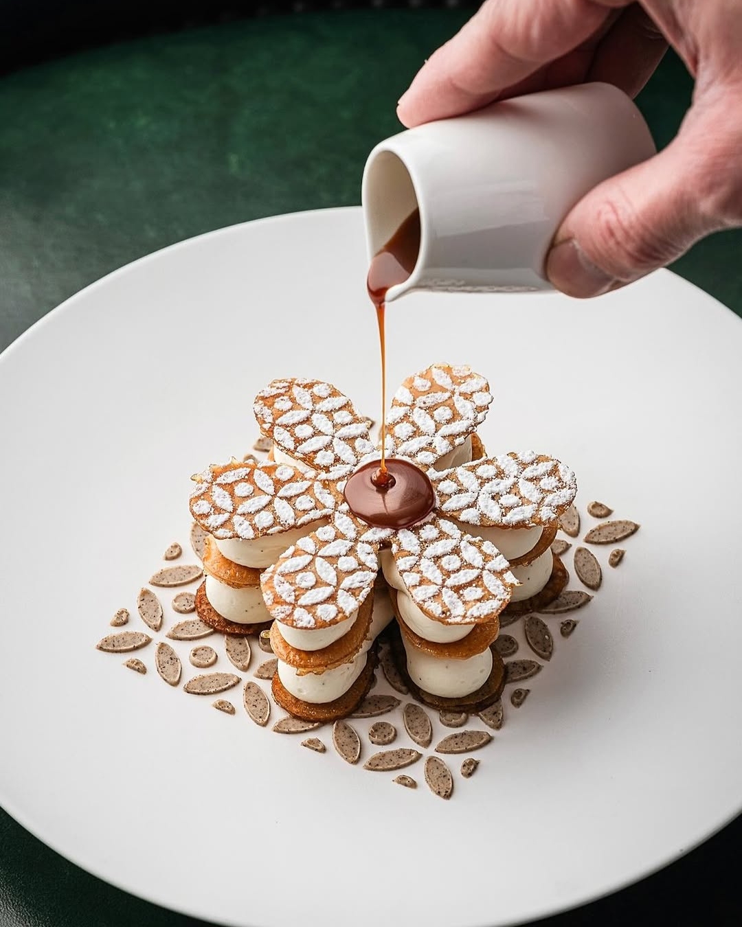 Dessert « Le Millefeuille » en forme de fleur à cinq pétales, réalisé avec un découpoir inox sur mesure