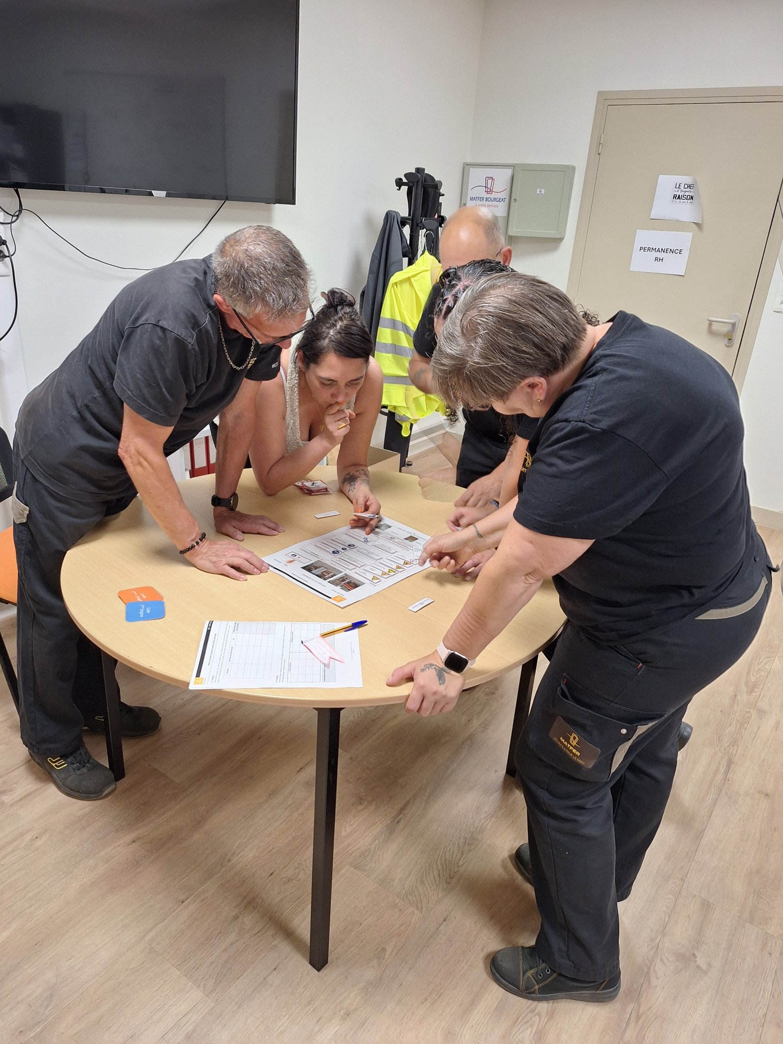 Escape game de la semaine sécurité au travail Matfer : équipe résolvant les énigmes