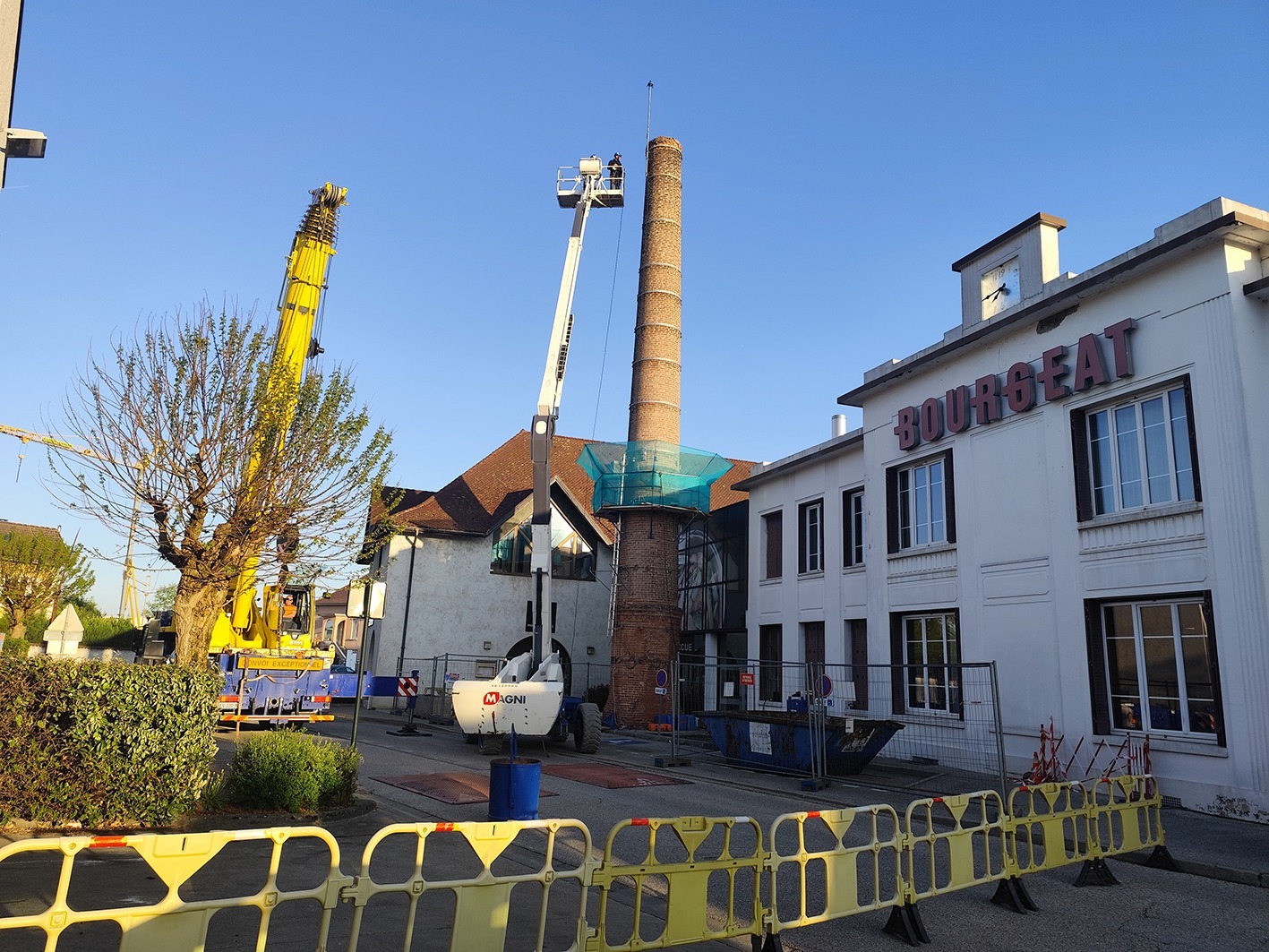 Nacelle et grue installées au pied de la cheminée pour la rénovation cheminée Bourgeat