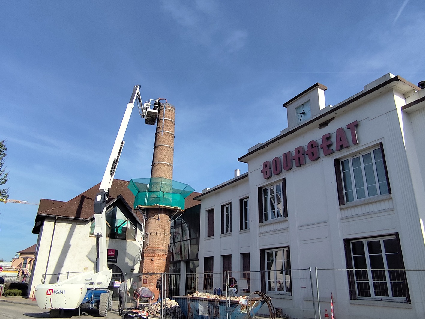 Compagnon en nacelle intervenant en tête de cheminée lors de la rénovation cheminée Bourgeat