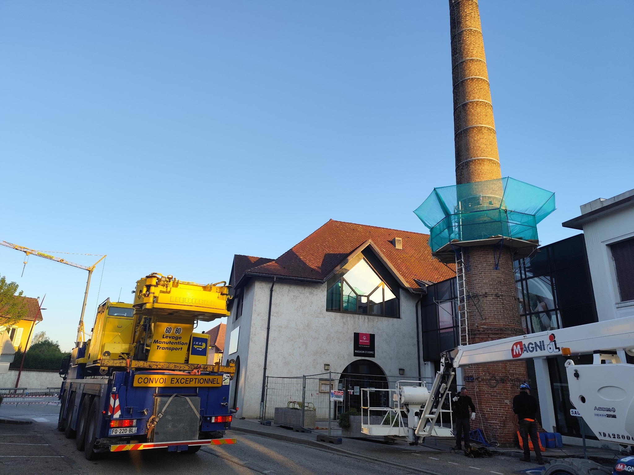 Cheminée en briques du site Bourgeat aux Abrets en Dauphiné pendant les travaux de maçonnerie