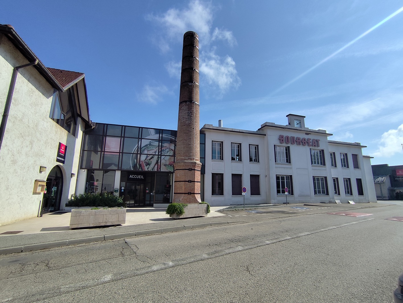 Cheminée du site de production Bourgeat aux Abrets en Dauphiné vue depuis l'usine