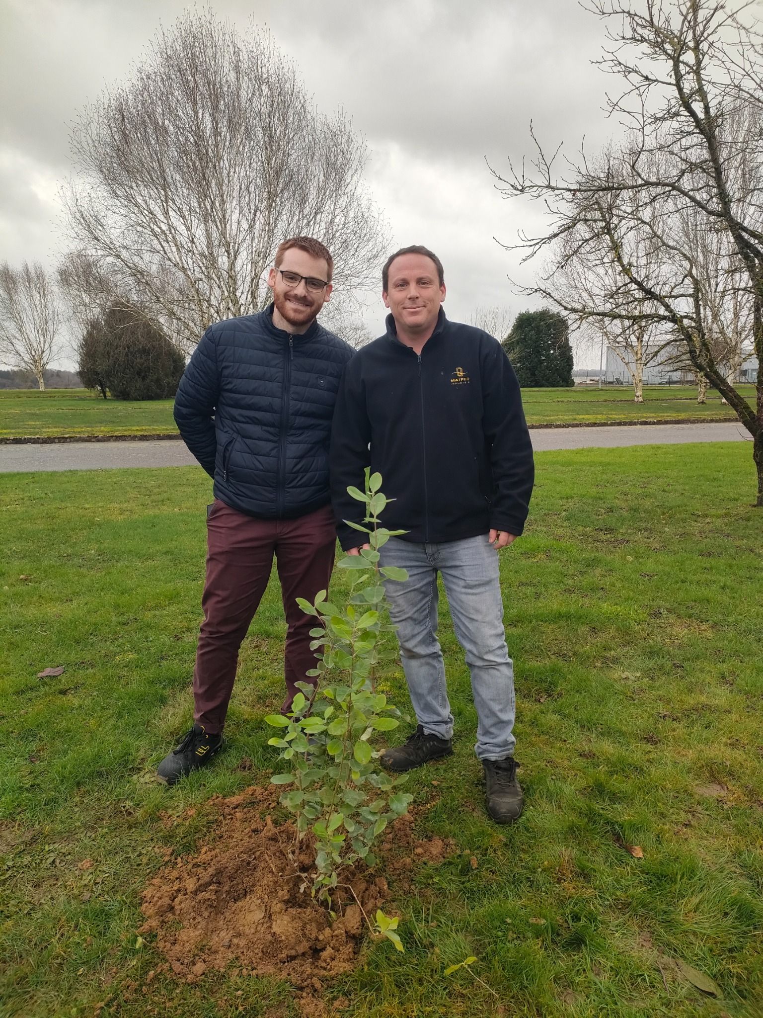 Nouveaux collaborateurs Matfer plantant un arbuste fruitier sur le site de Longny les Villages